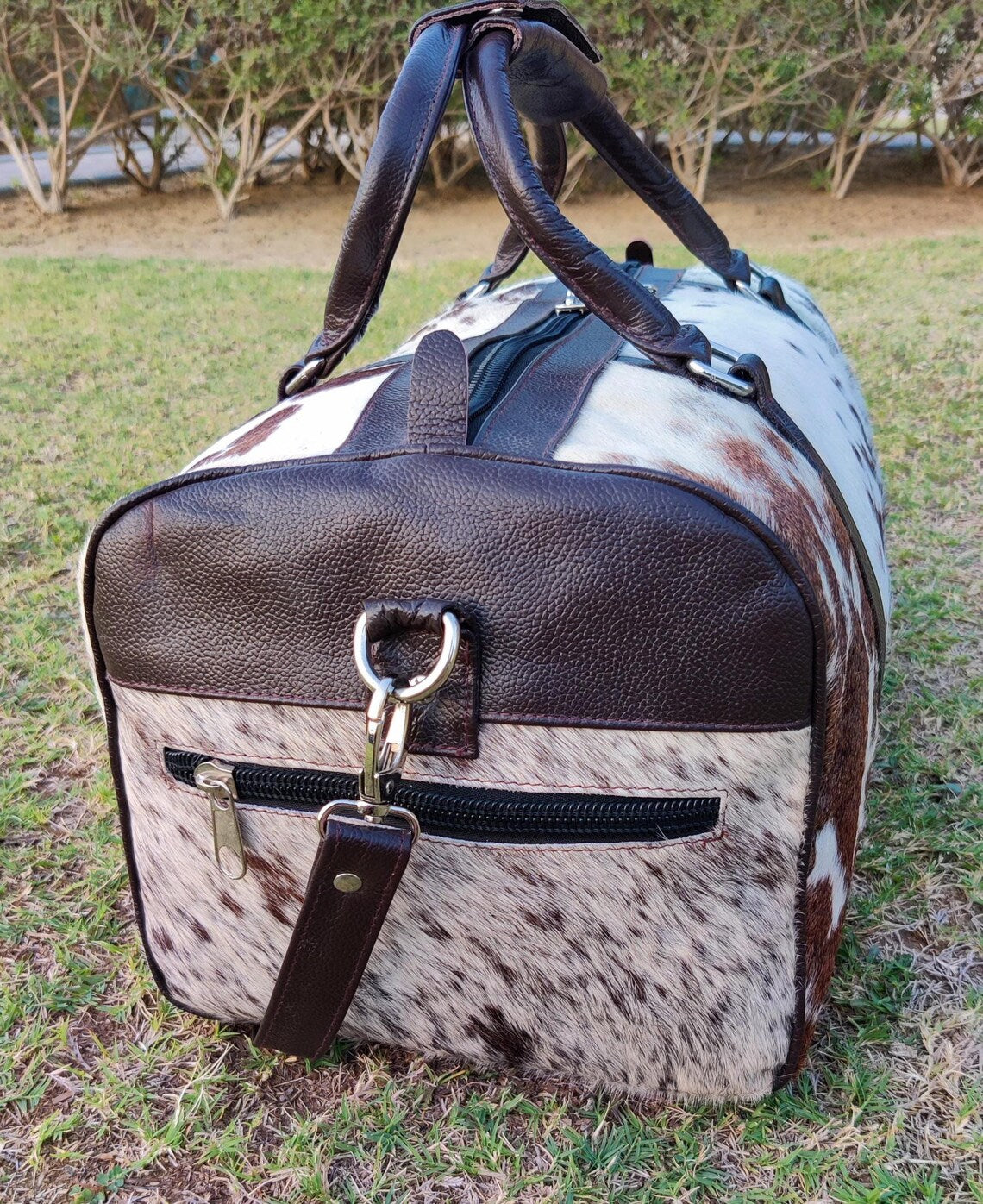 Tricolor Cowhide Leather Duffel Bag – Real Hair-on-Hide Weekend & Travel Bag | Handmade Brindle Duffle for Camping, Gifts & Getaways – Pinnacle Vista